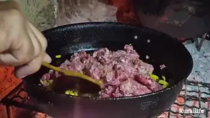 ببینید؛ غذای روستایی در ایران؛ پخت عدس پلو و تهیه سالاد توسط زوج روستایی