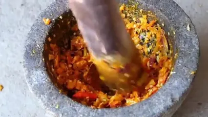 ببینید؛ غذای خیابانی در اندونزی؛ پخت انواع غذا با خفاش میوه خوار در مانادو