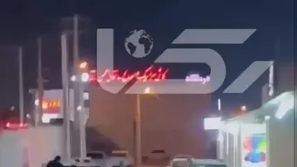 فلیم لحظه فرار ۵ سارق لباس‌زنانه از طلافروشی در قشم با سمند سفید