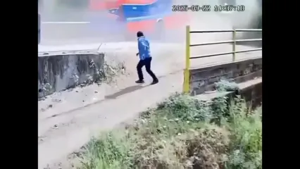 فیلم پرش راننده از اتوبوس بدون ترمز در اکوادور