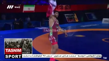 سلام نظامی «محمدهادی ساروی» به پرچم ایران پس از کسب مدال طلای مسابقات کشتی فرنگی قهرمانی جهان