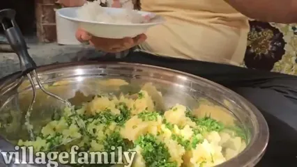 ببینید؛ غذای روستایی در ایران؛ پخت نان سنتی و کوکو سیب زمینی روی آتش