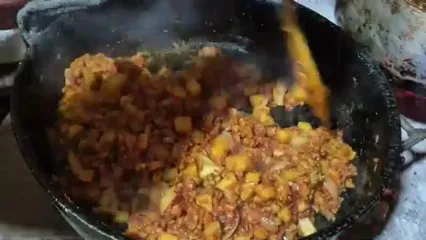 غذای روستایی در ایران؛ پخت ماکارونی و تهیه سالاد توسط زوج روستایی