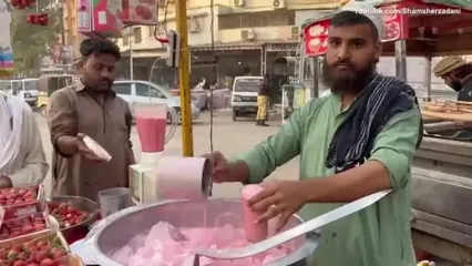 غذای خیابانی در پاکستان؛ تهیه شیک و آبمیوه توت فرنگی در کراچی