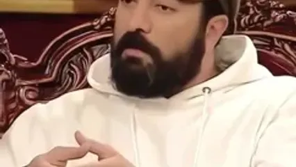 مجید صالحی: زنم خیلی گیر میده به من ... / هر اتفاقی بیوفته چشم غره میره یا انگشت تکون میده ... / زلزله براش بدترین اتفاقه ... خونمون شرایط جنگی آماده باش داره ...