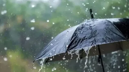 ورود سیلاب به یک داروخانه در آستارا