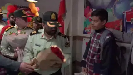 فیلم بدرقه فرزندان شهید حسین اسماعیلی از خانه تا مدرسه توسط رئیس پلیس امنیت عمومی فراجا