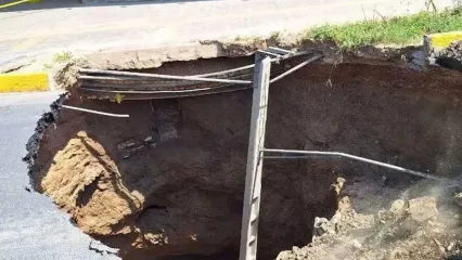 شکاف ۱۵ متری در قلب اصفهان؛ خیابان نشاط فروریخت