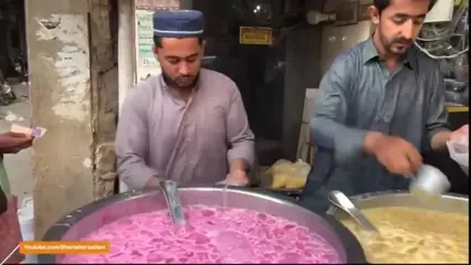 غذای خیابانی در پاکستان؛ تهیه میلک شیک با توت فرنگی و موز در کراچی