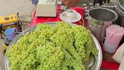 غذای خیابانی در پاکستان؛ تهیه میلک شیک و آب انگور در کراچی