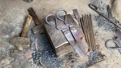 مراحل دیدنی ساخت قیچی به روش سنتی در کارگاهی در پاکستان