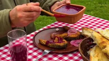 ببینید؛ غذای روستایی در آذربایجان؛ برداشت انار از جنگل و تهیه مربا با آن