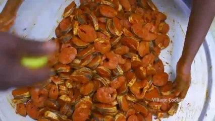 ببینید؛ غذای روستایی در هند؛ پخت یک غذای سنتی با ماهی مورل سرماری