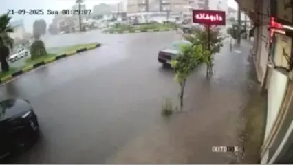 ورود سیلاب هولناک به یک داروخانه در آستارا
