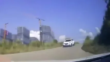 پرواز غیرمنتظره خودرو به سبک هالیوود!