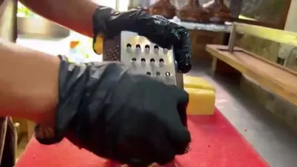 ببنیید| غذای خیابانی در ازبکستان؛ پخت کباب های غول پیکر با شمشیر در تاشکند