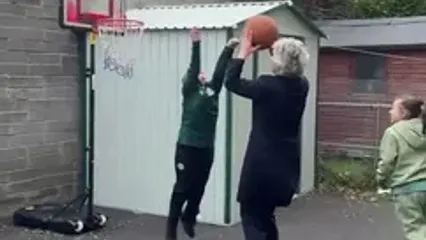 ببینید؛ رئیس‌جمهور ایرلند در مدرسه برای بچه‌ها روپایی زد