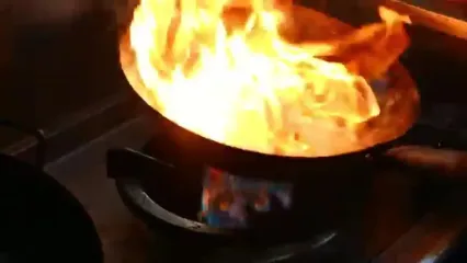 غذای خیابانی در مالزی؛ پخت خورشت کاری با سفره ماهی در کوالالامپور