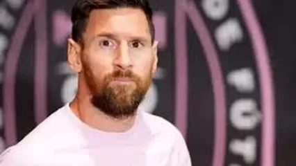 مسی با کت و شلوار در استادیوم نیمه‌کاره قراردادش را تمدید کرد!