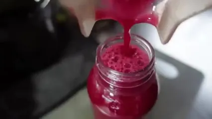 غذای خیابانی در کامبوج؛ تهیه آبمیوه و اسموتی با آناناس، دراگون فروت در پنوم پن