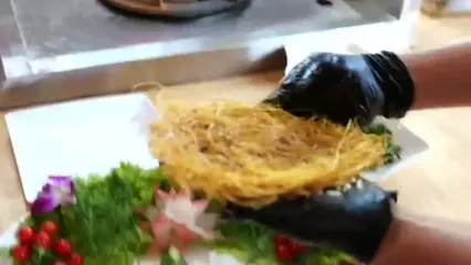 غذای خیابانی در ویتنام؛ برش ماهرانه مارماهی مورای غول پیکر و پخت غذا با آن در هانوی