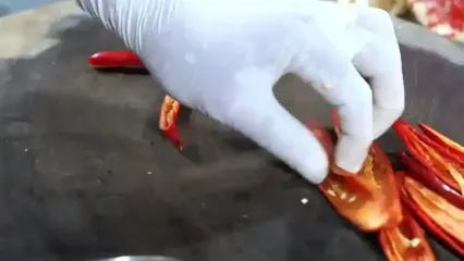 غذای خیابانی در ویتنام؛ پخت غذاهای لوکس با شاه خرچنگ تاسمانی در هانوی