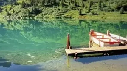 فیلم نمای زیبای دریاچه‌ای آرام در سوئیس