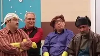 پشت صحنه «درحاشیه» که همه بازیگران از خنده روده‌بر شدند؛ مطمئن باش حالتو عالی می‌کنه! / جواد رضویان: ژِئو فیزکُم هه/ سیامک انصاری: به چه زبانیه؟ ایتالیایه؟