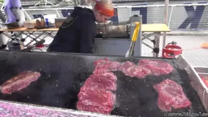 غذای خیابانی در انگلستان؛ پخت استیک گوشت گاو با تخم مرغ و سیب زمینی در لندن