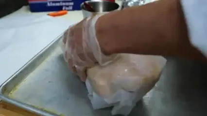 غذای خیابانی در آمریکا؛ پخت مرغ کامل در نمک در نیویورک