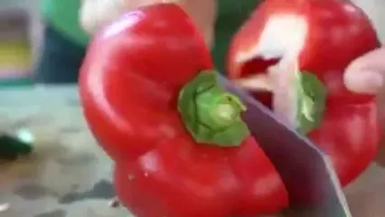 غذای روستایی در چین؛ پخت غذا با ماهی مرکب، کلم بروکلی و فلفل دلمه ای