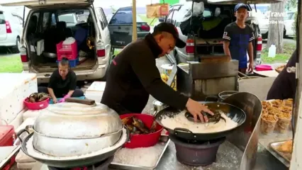 غذای خیابانی در مالزی؛ خرچنگ و میگو پخته شده در نمک در کوالالامپور