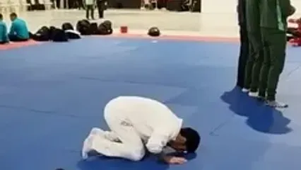 نماز شکر امیر محمد حاتمیان پس از کسب مدال طلای MMA بازی‌های آسیایی جوانان در بحرین