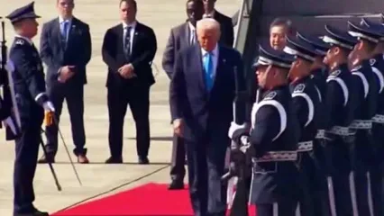 لحظه ورود ترامپ به کره جنوبی