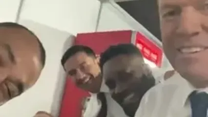 شوخی با خوابیدن علی دایی در مراسم قرعه کشی جام جهانی/ بنده خدا رو دو دقیقه وِل نمیکنن به حال خودش