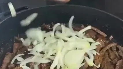 خوراک گوشت و سبزیجات با سس