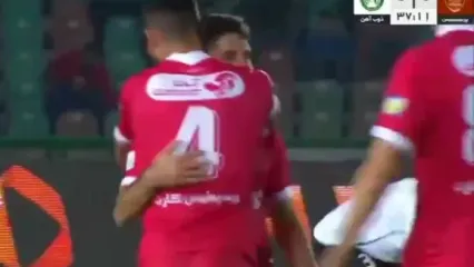 گل اول و زیبای پرسپولیس به ذوب آهن توسط محمد عمری/ ورزشگاه منفجر شد