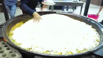 غذای خیابانی در ازبکستان؛ پخت 600 کیلو سمرقند پلو برای مراسم عروسی در تاشکند