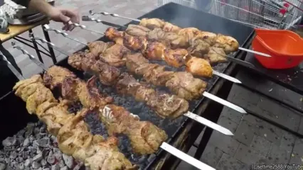 غذای خیابانی در اوکراین؛ انواع کباب، ماهی سوخاری، سوسیس و ... در کی یف