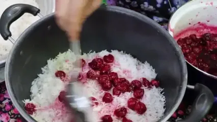 غذای روستایی در ایران؛ پخت آلبالو‌پلو با مرغ محبوب و سنتی