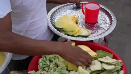 ببییند| غذای خیابانی در بنگلادش؛ تهیه کتلت با کدو حلوایی، میگو و کلم در داکا