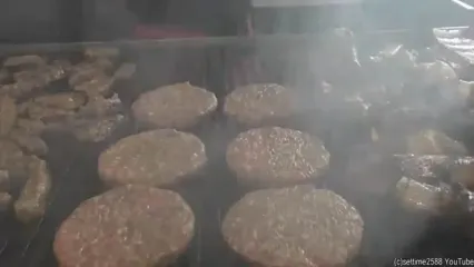 غذای خیابانی در ایتالیا؛ تهیه هات داگ، استیک و کالباس در میلان