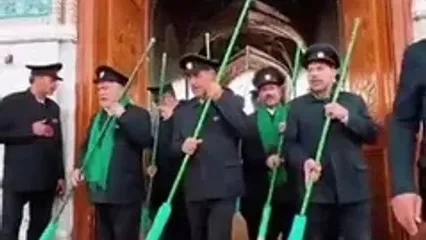آیین جارو کشی حرم امام رضا (ع) را ببینید
