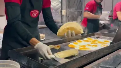 غذای خیابانی در پاراگوئه؛ تهیه ساندویچ استیک در آسونسیون