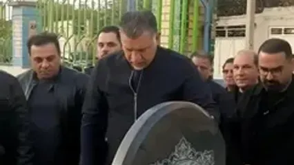 ببینید؛ حضور علی دایی سر مزار همبازی قدیمی‌اش