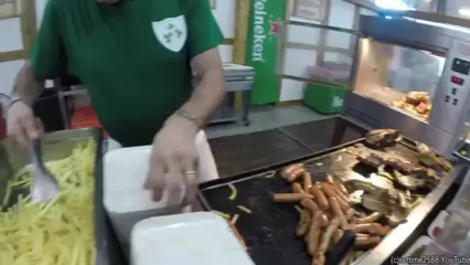 غذای خیابانی در ایرلند؛ پخت سوسیس و دنده کباب در دوبلین