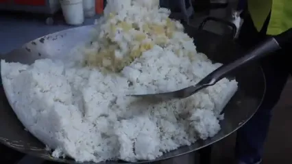 غذای خیابانی در اندونزی؛ پخت غذابا برنج، تخم مرغ و سبزیجات در جاکارتا