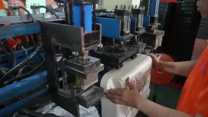 فرآیند تولید انبوه چمدان مسافرتی در کارگاهی در ویتنام