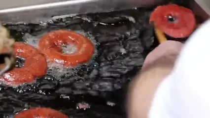 غذای خیابانی در آمریکا؛ مهارت آشپزهای شیکاگویی در پخت دونات