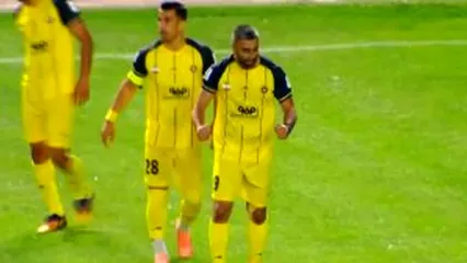 گل طلایی کاوه رضایی برای سپاهان در دقیقه 82